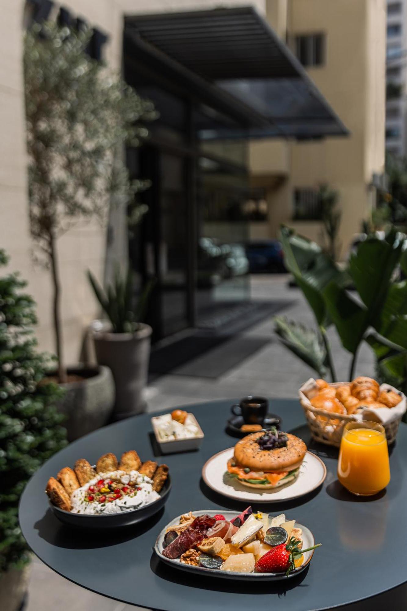 Zur Studios And Suites Beiroet Buitenkant foto